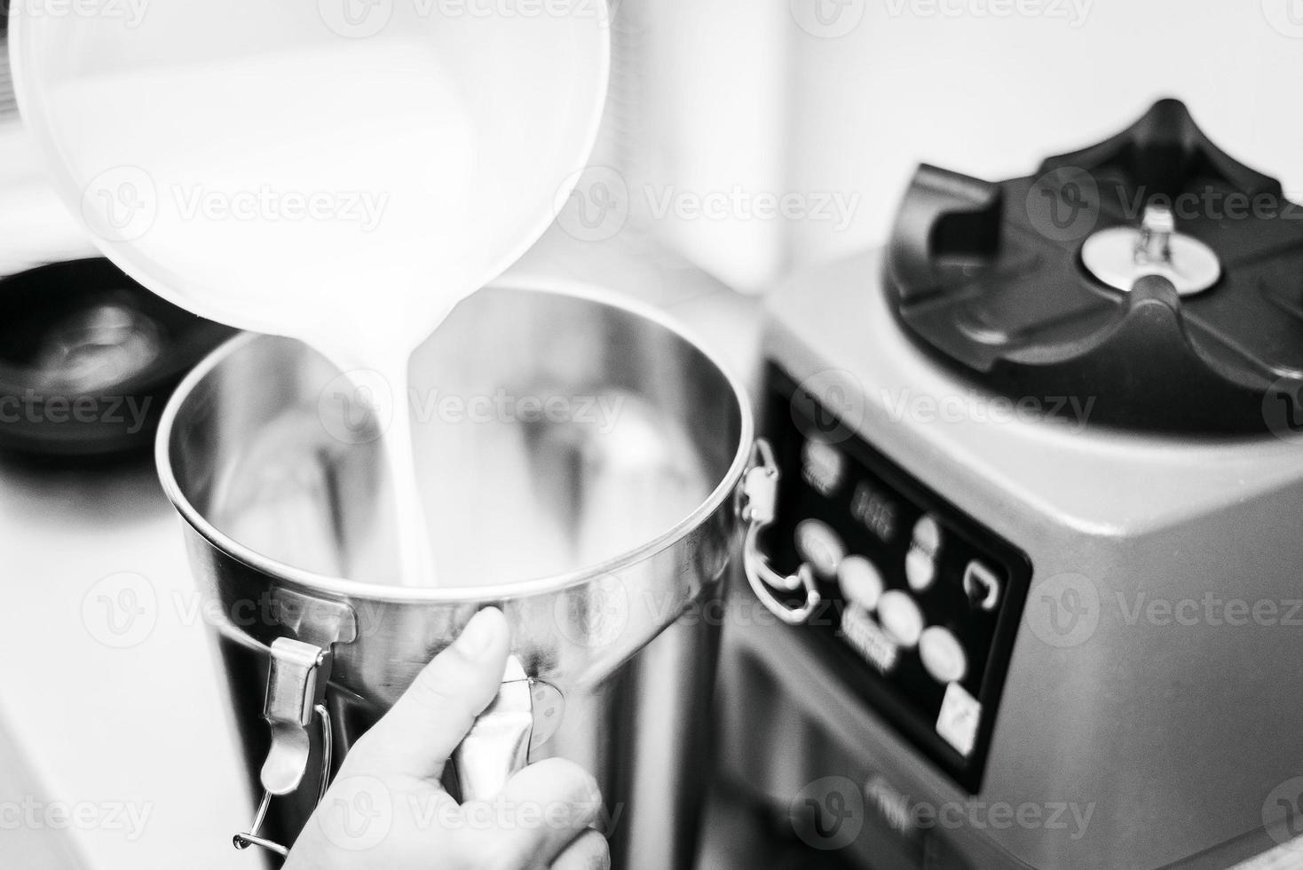 Herstellung von Gelato-Eis mit modernen professionellen Ausrüstungsvorbereitungsdetails im Kücheninterieur foto