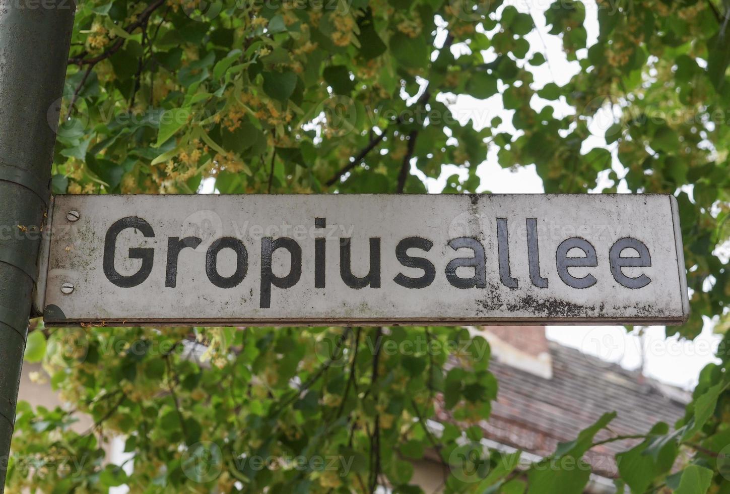 Straßenschild Groupiusallee in Dessau foto