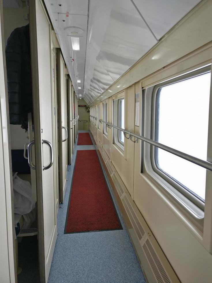 Korridor eines Personenwagens eines Fernverkehrszuges foto