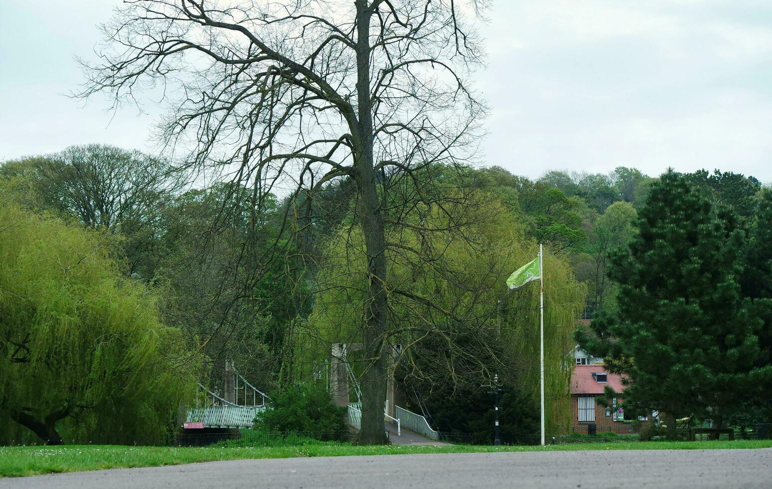 die meisten schön Bild von Menschen Gehen und genießen Sommer- Tag beim Krieg Öffentlichkeit Park von Luton Stadt, England vereinigt Königreich, Vereinigtes Königreich. April 27., 2023 foto