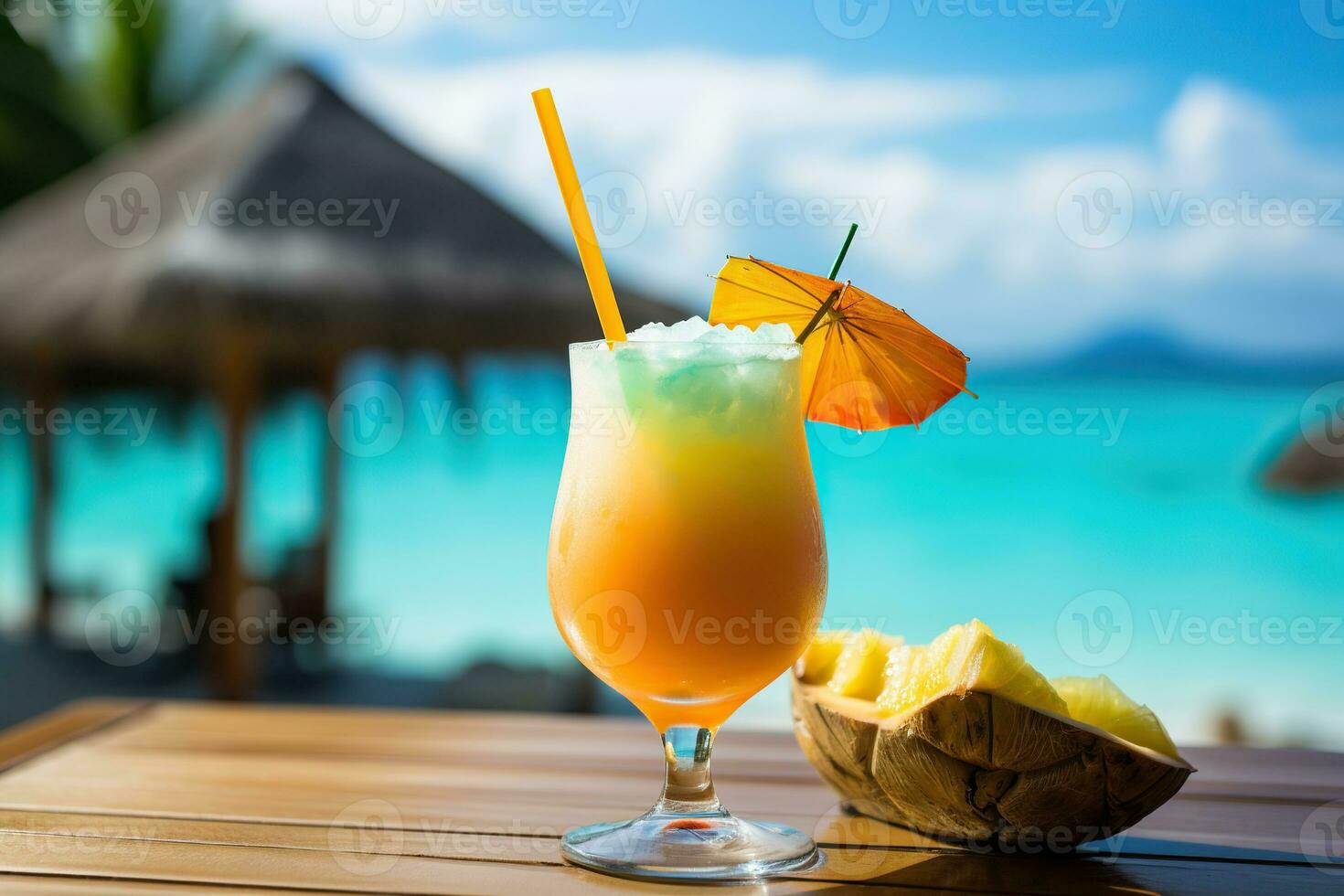 frisch kalt Cocktail auf ein tropisch Strand mit Palme Bäume und Blau Wasser. Sommer- Meer Urlaub und Reise Konzept. foto