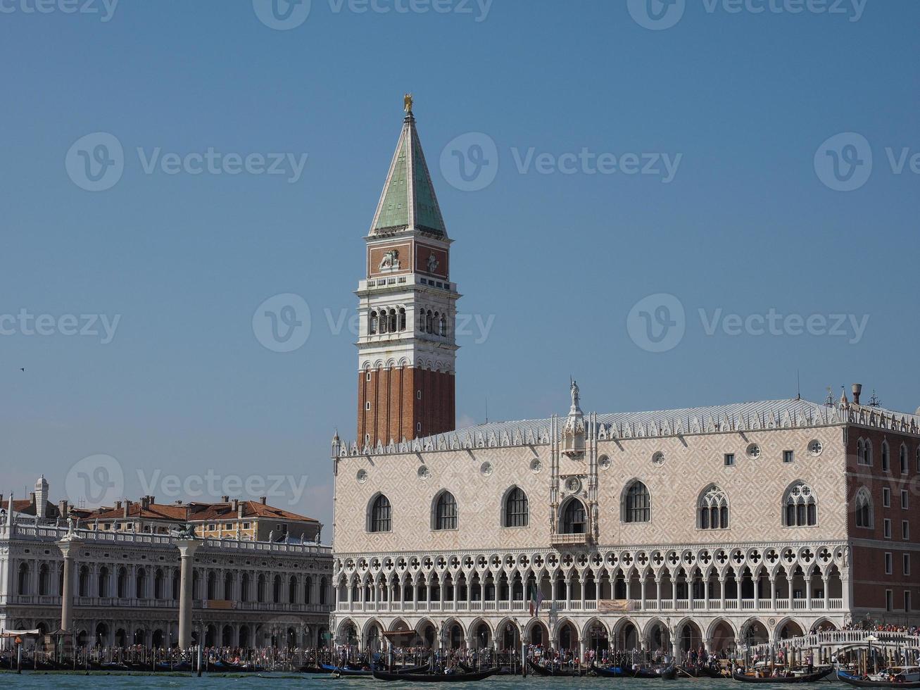 Markusplatz gesehen vor dem Markusbecken in Venedig foto