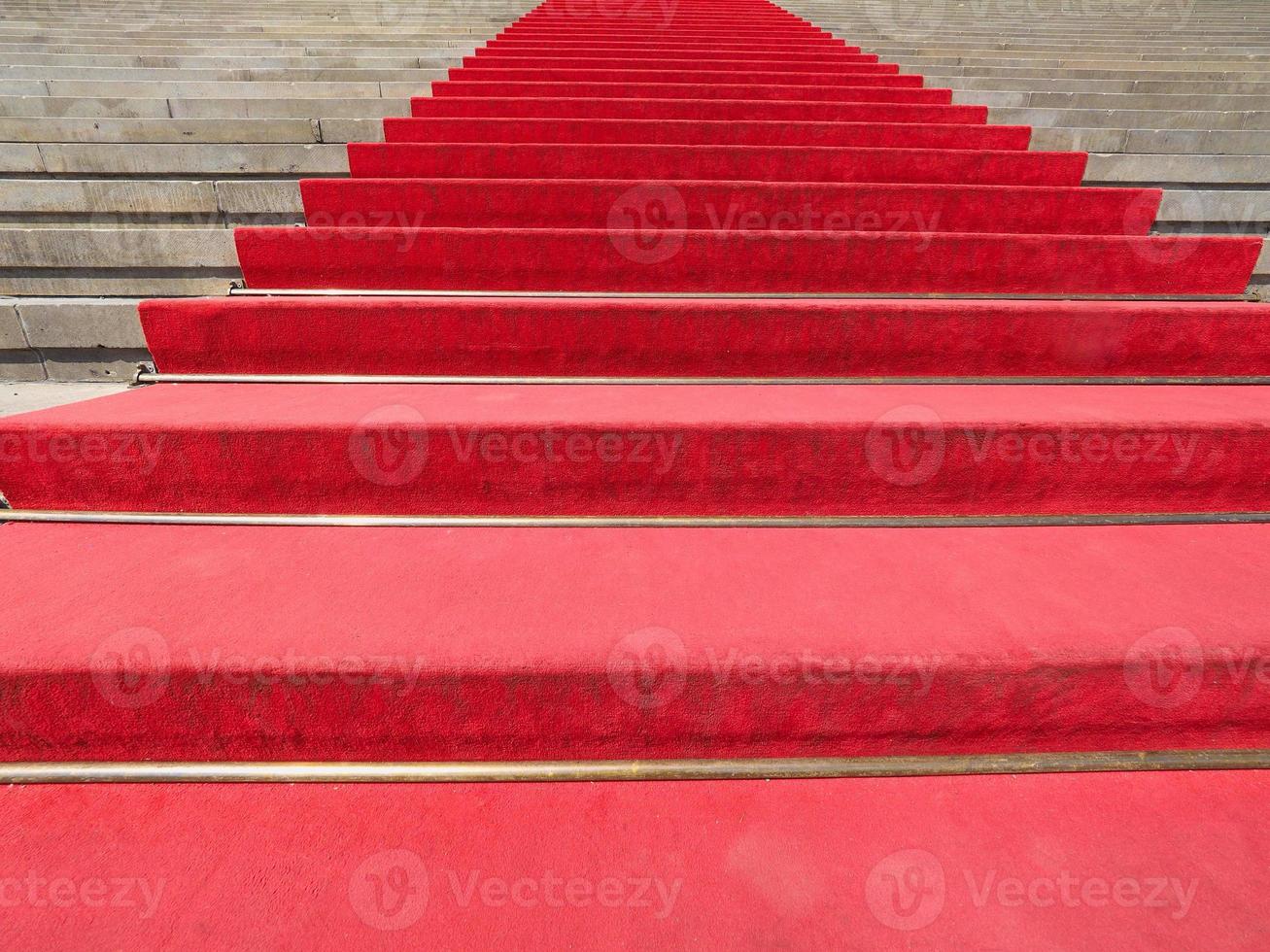 roter teppich im treppenhaus foto