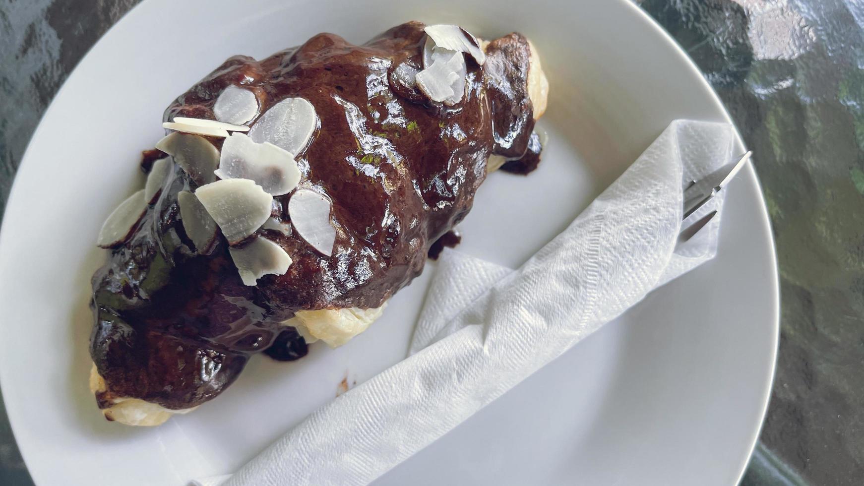 Frühstück kontinental frische Croissants mit Schokolade foto