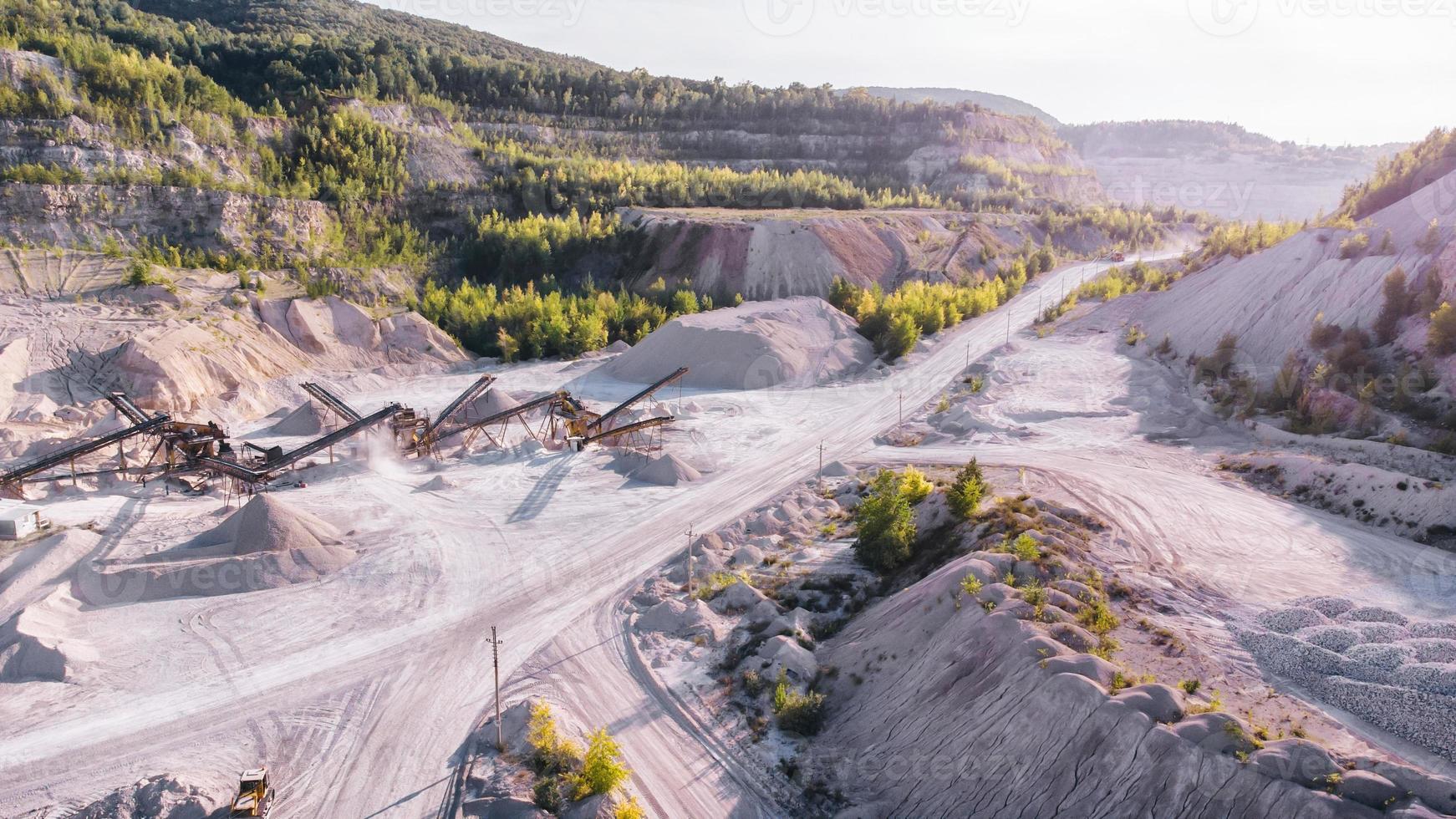 Luftaufnahme des Kalkstein-Tagebaus mit Förderanlage. foto