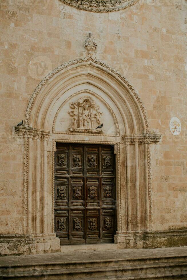 Tür beim Kirche san francesco dassisi im Ostuni, Italien foto