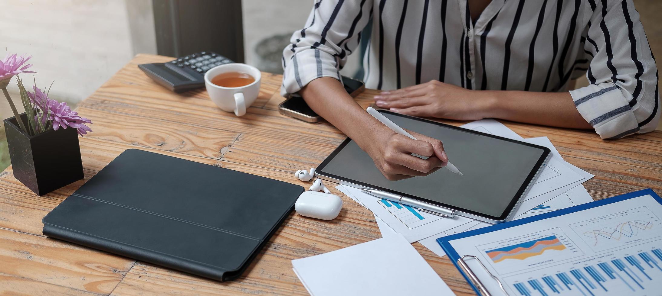 Frauenhände halten Stift und arbeiten an schwarzem Digital foto