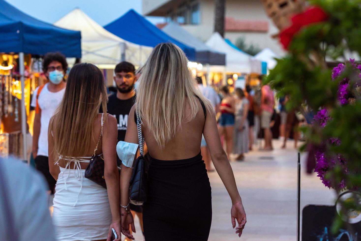 Menschen auf dem Markt von Es Pujols, Formentera in Zeiten von Covid19. foto