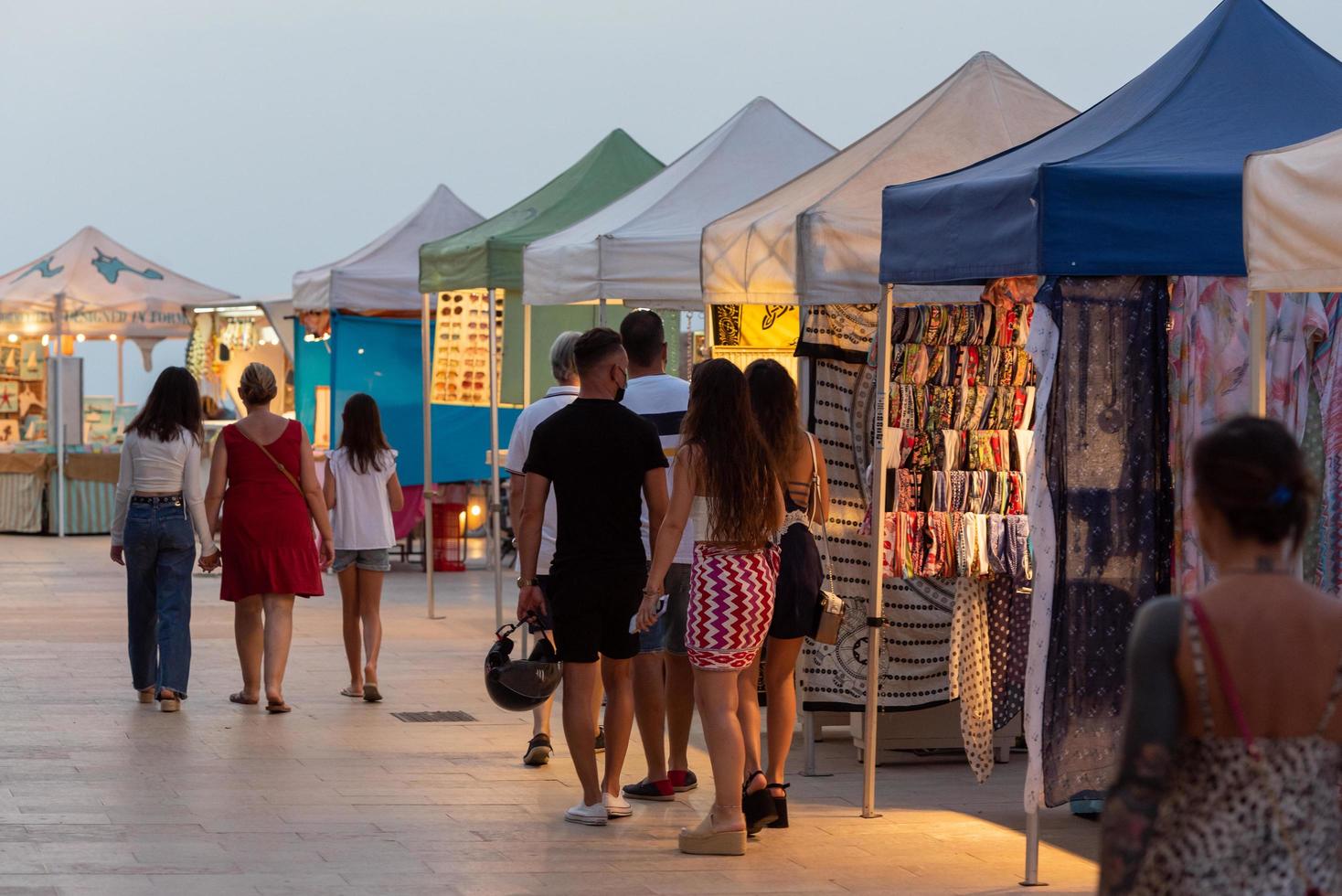 Menschen auf dem Markt von Es Pujols, Formentera in Zeiten von Covid19. foto