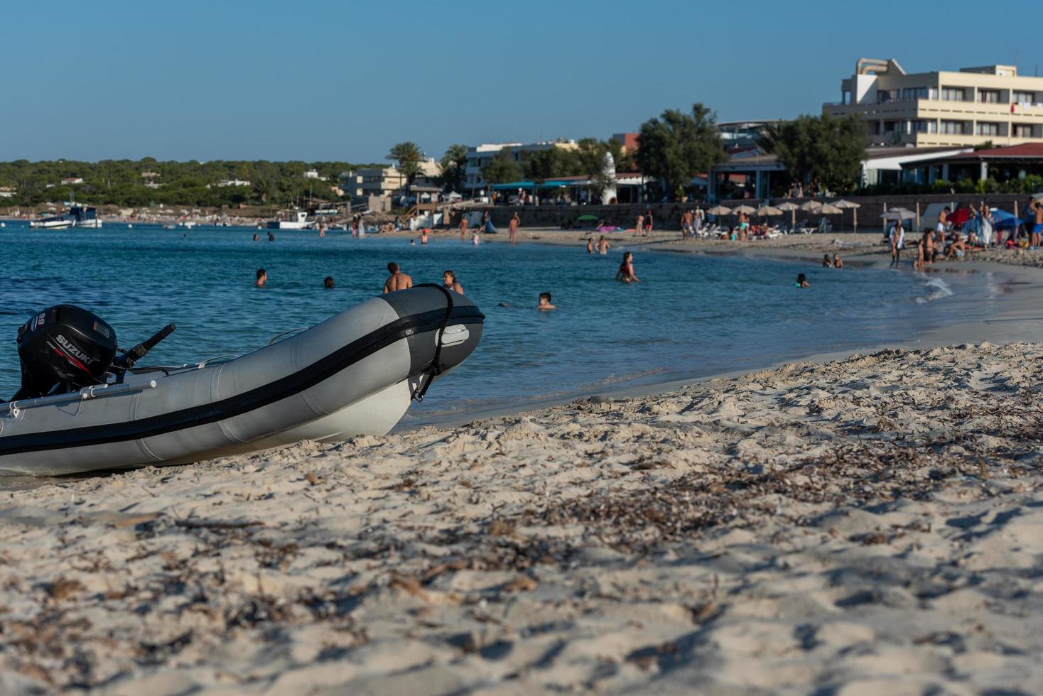 Leute, die den Strand von Es Pujols auf Formentera genießen, Spanien im Sommer foto