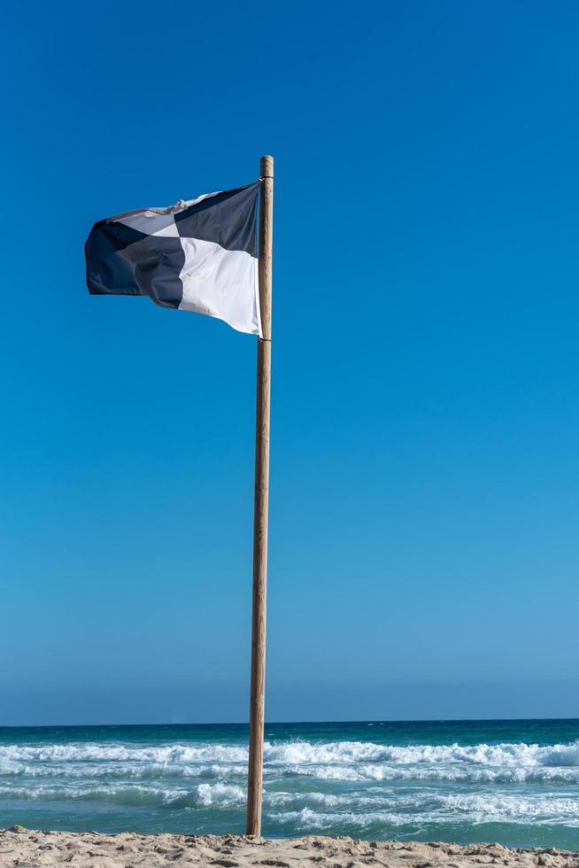 Flagge am Strand auf der wunderschönen Insel Formentera foto