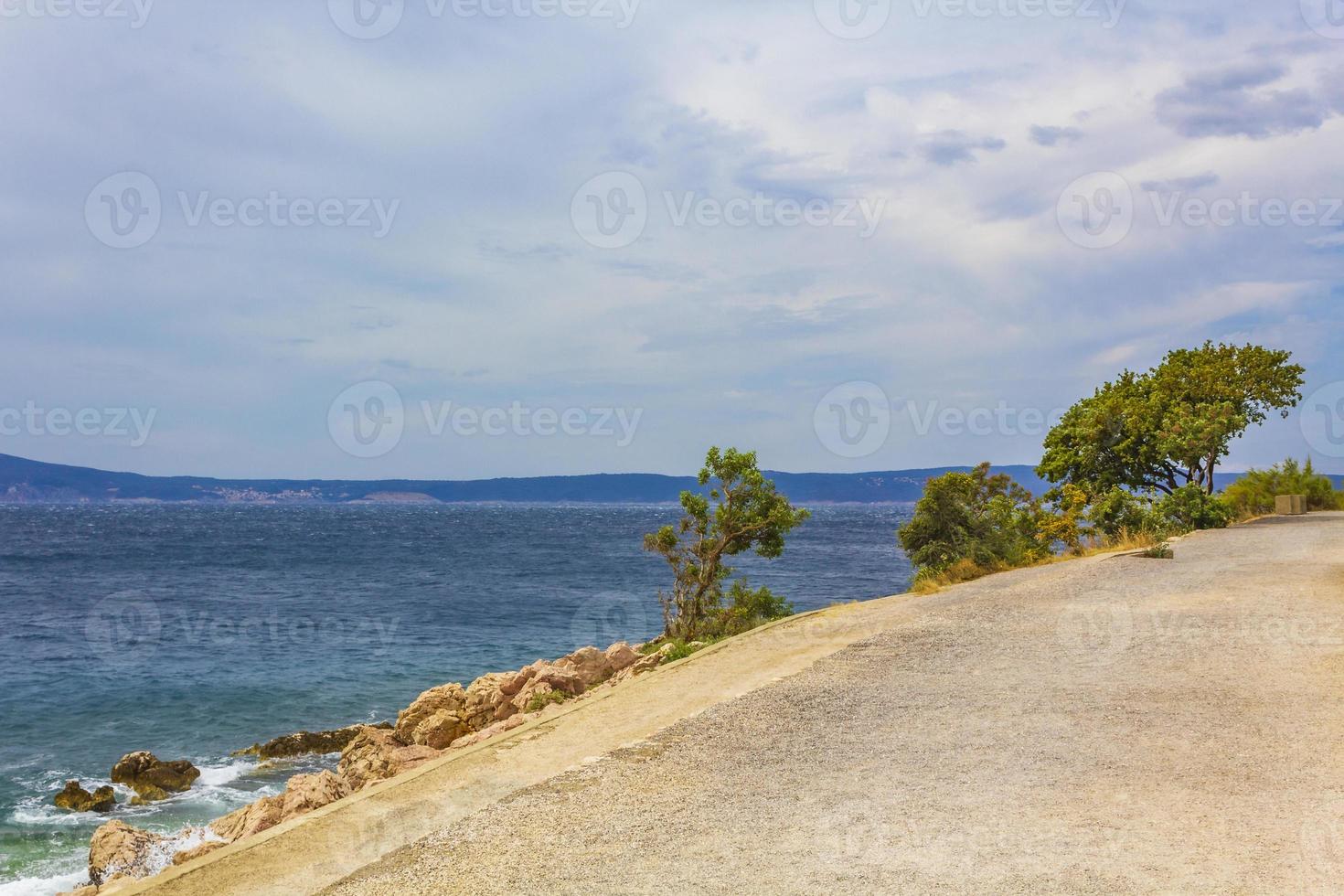 türkiser und felsiger strand und promenade novi vinodolski kroatien. foto