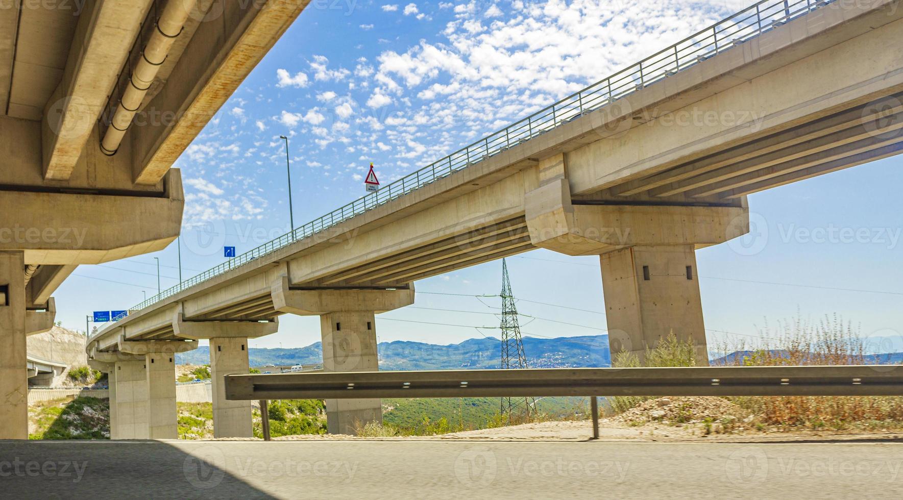 Hochstraße und Brücke in Bakar Kroatien. foto