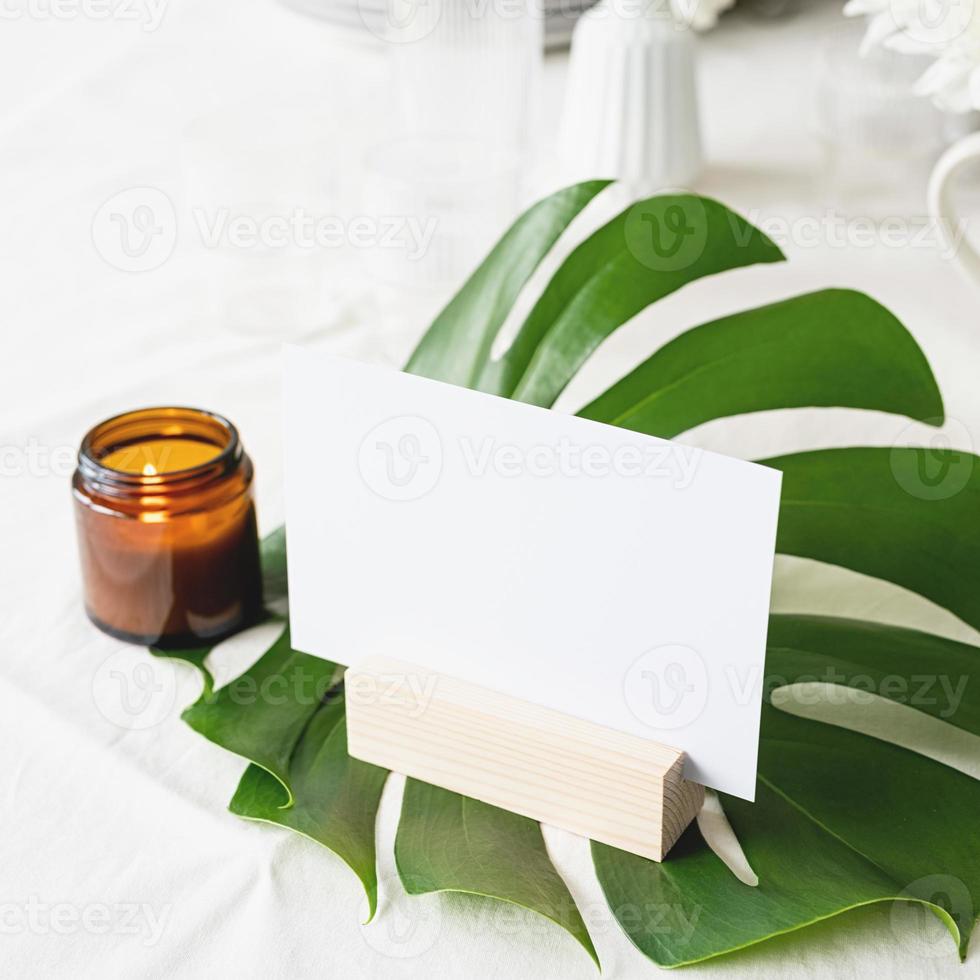 Menü oder Ständer für Broschüre auf tropischem Blatt auf Restauranttisch foto