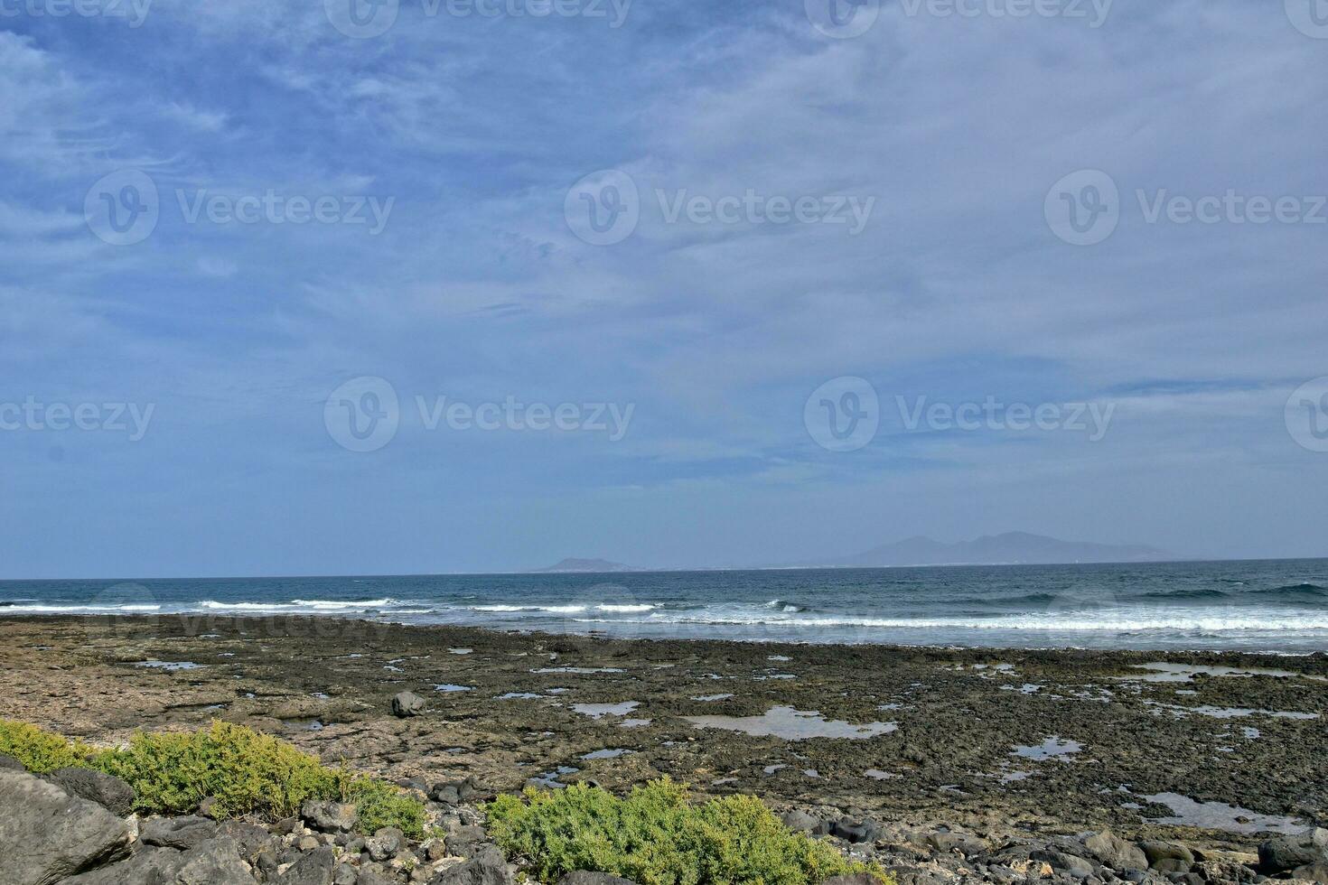 Aussicht von das Strand und Blau Ozean auf das Kanarienvogel Insel fuerteventura im Spanien foto