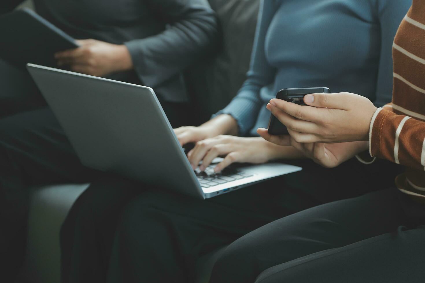 drei schön asiatisch Mädchen mit Smartphone und Laptop, chatten auf Sofa zusammen beim Cafe mit Kopieren Raum, modern Lebensstil mit Gadget Technologie oder Arbeiten Frau auf beiläufig Geschäft Konzept foto