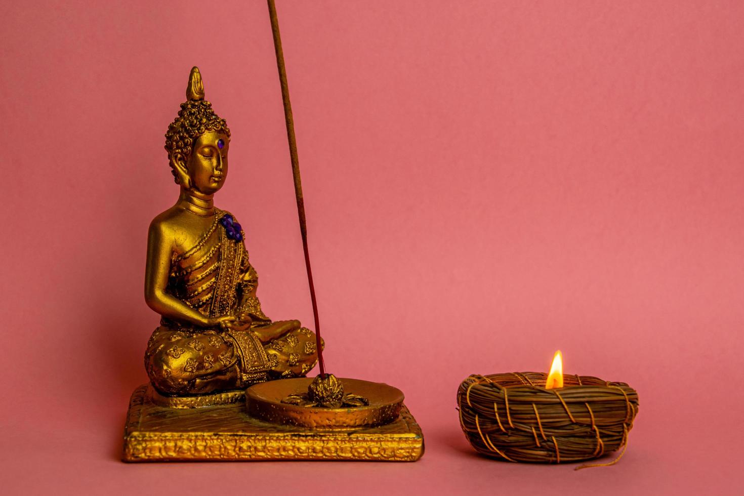 Buddha-Handwerk und Kerze foto