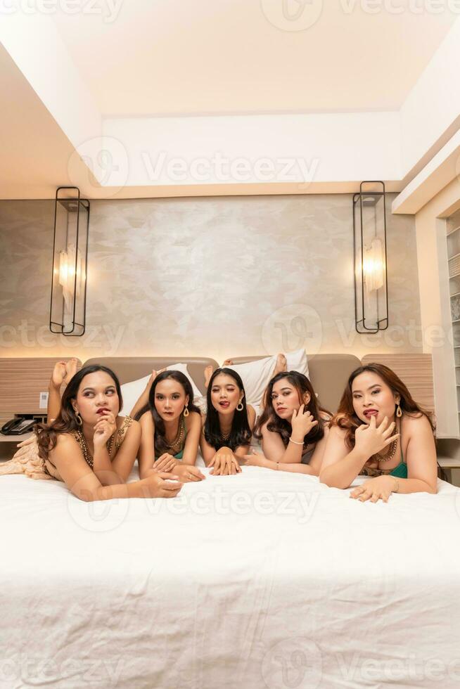 ein Gruppe von asiatisch Teenager Mädchen sind bleiben mit ihr freunde im ein Luxus Hotel foto