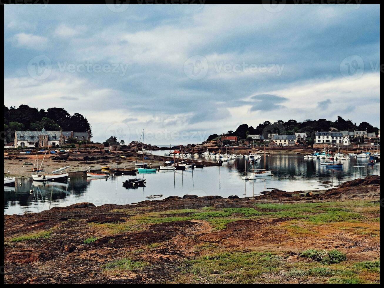 szenisch Aussicht von ein charmant Bretonisch Yachthafen in der Nähe von Perros guirec und ploumanach foto