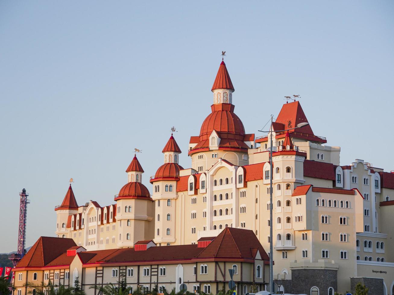adler, russland - august 2019 - hotel bogatyr in adler city foto