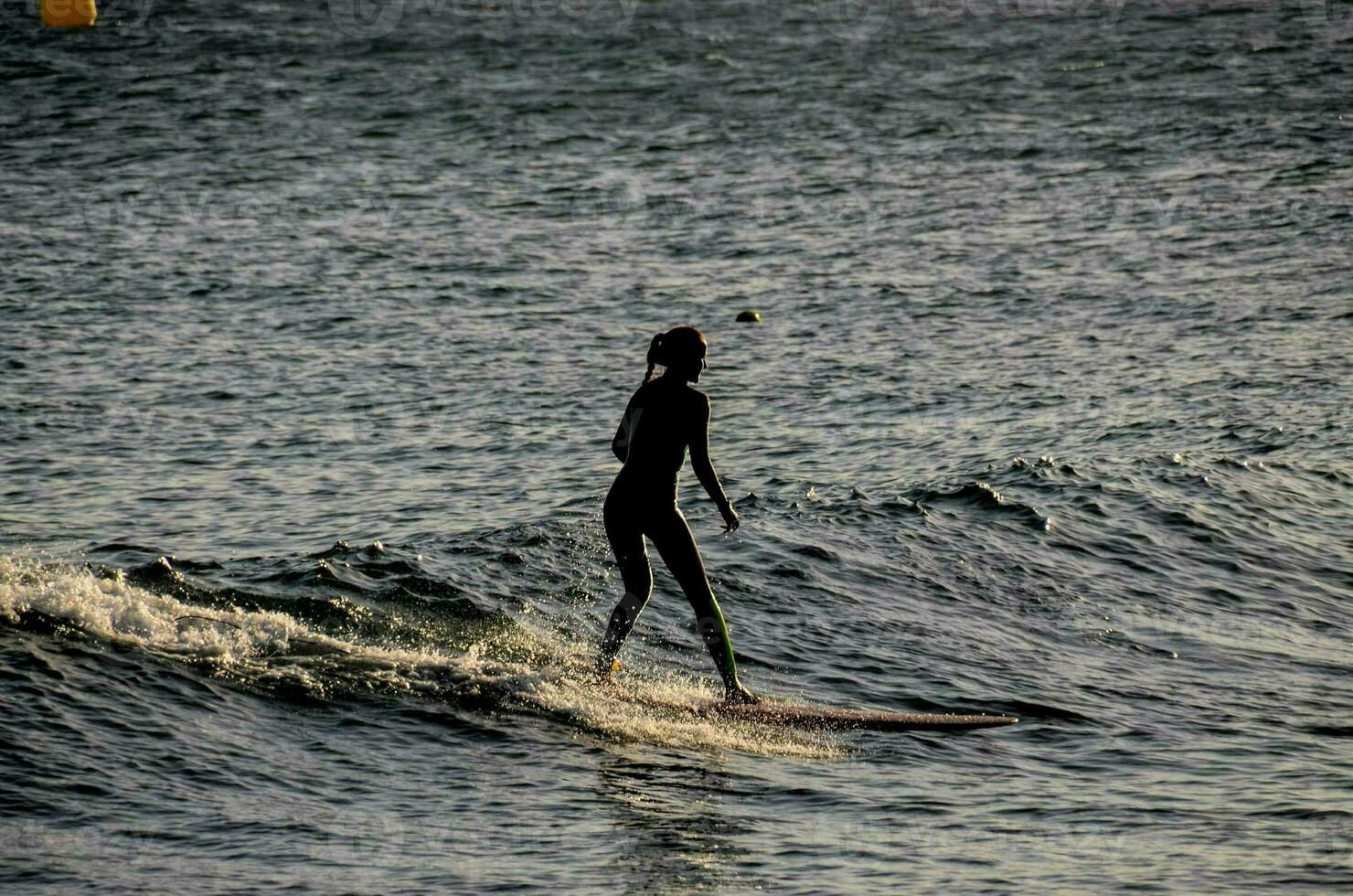 ein Person Surfen im das Meer foto