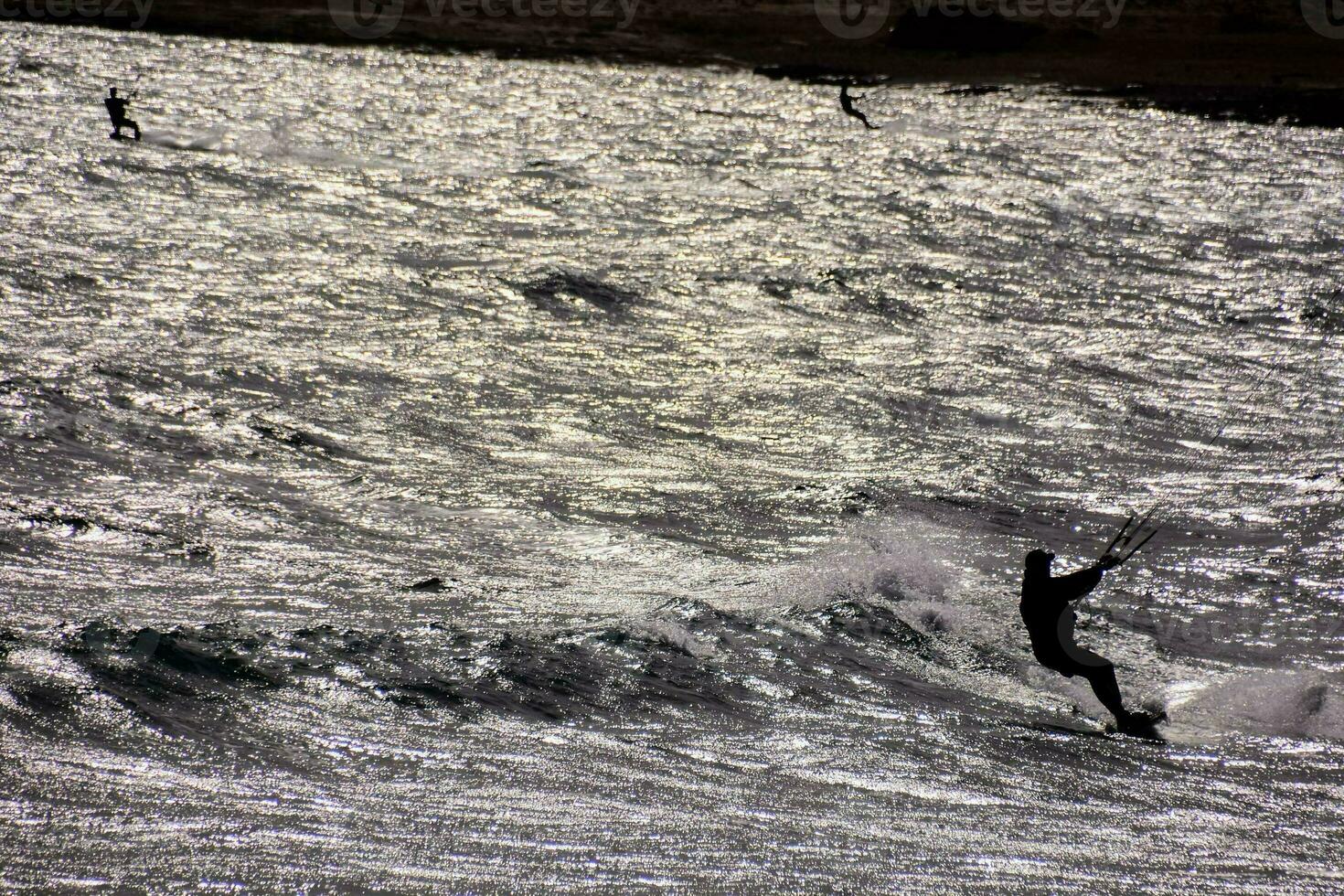 Menschen Surfen im das Meer foto