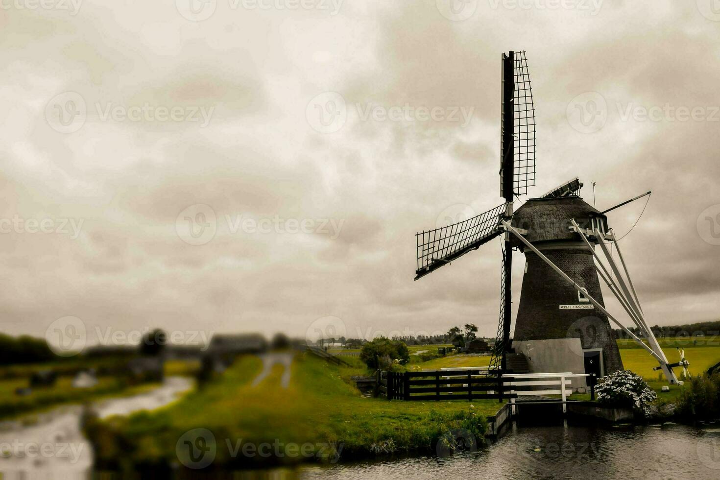 ein Windmühle auf das Wasser foto
