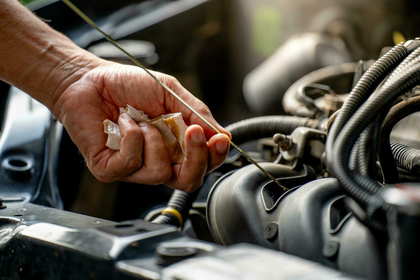 Treiber sind ziehen das Motor Öl Niveau Ölmessstab zu prüfen das Qualität von Motor Öl. Transport Konzept foto