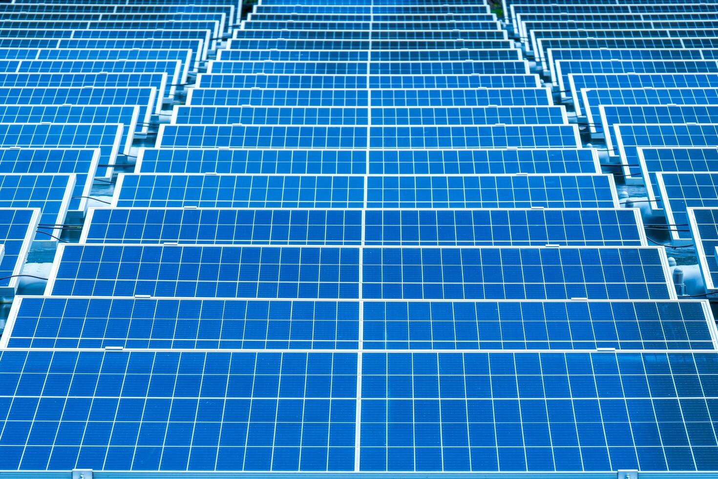 Seite Aussicht von Solar- Paneele schwebend auf Wasser im ein See, zum Erstellen Elektrizität von Sonnenlicht, selektiv Fokus, Sanft Fokus. foto