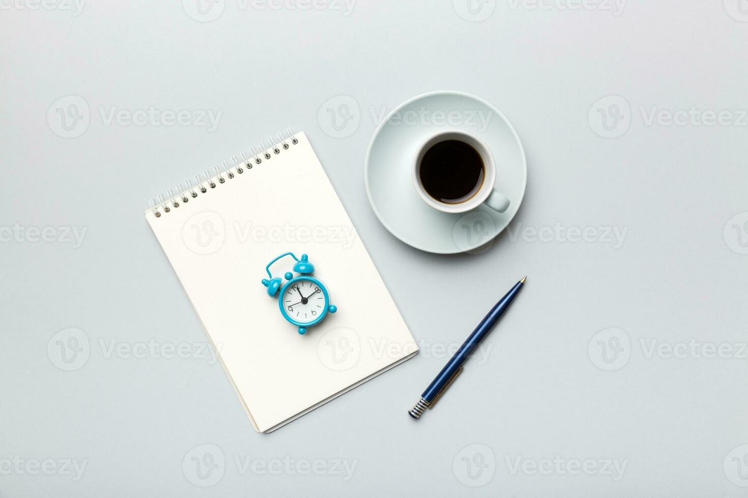 modern Büro Schreibtisch Tabelle mit Notizbuch und andere liefert mit Tasse von Kaffee. leer Notizbuch Seite zum Sie Design. oben Sicht, eben legen foto