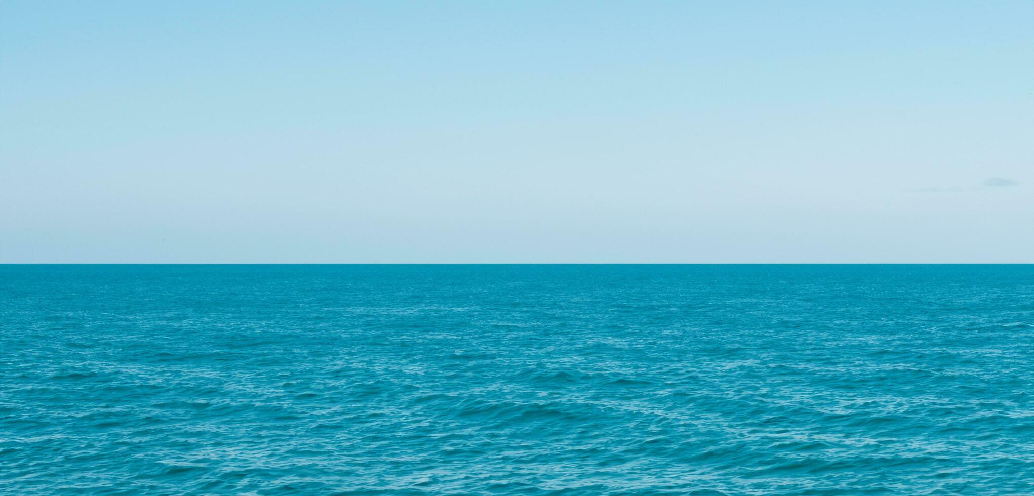 Meer und Horizont Bild von Meer Wellen und Himmel Ruhe Meer Wellen auf ein klar Tag foto