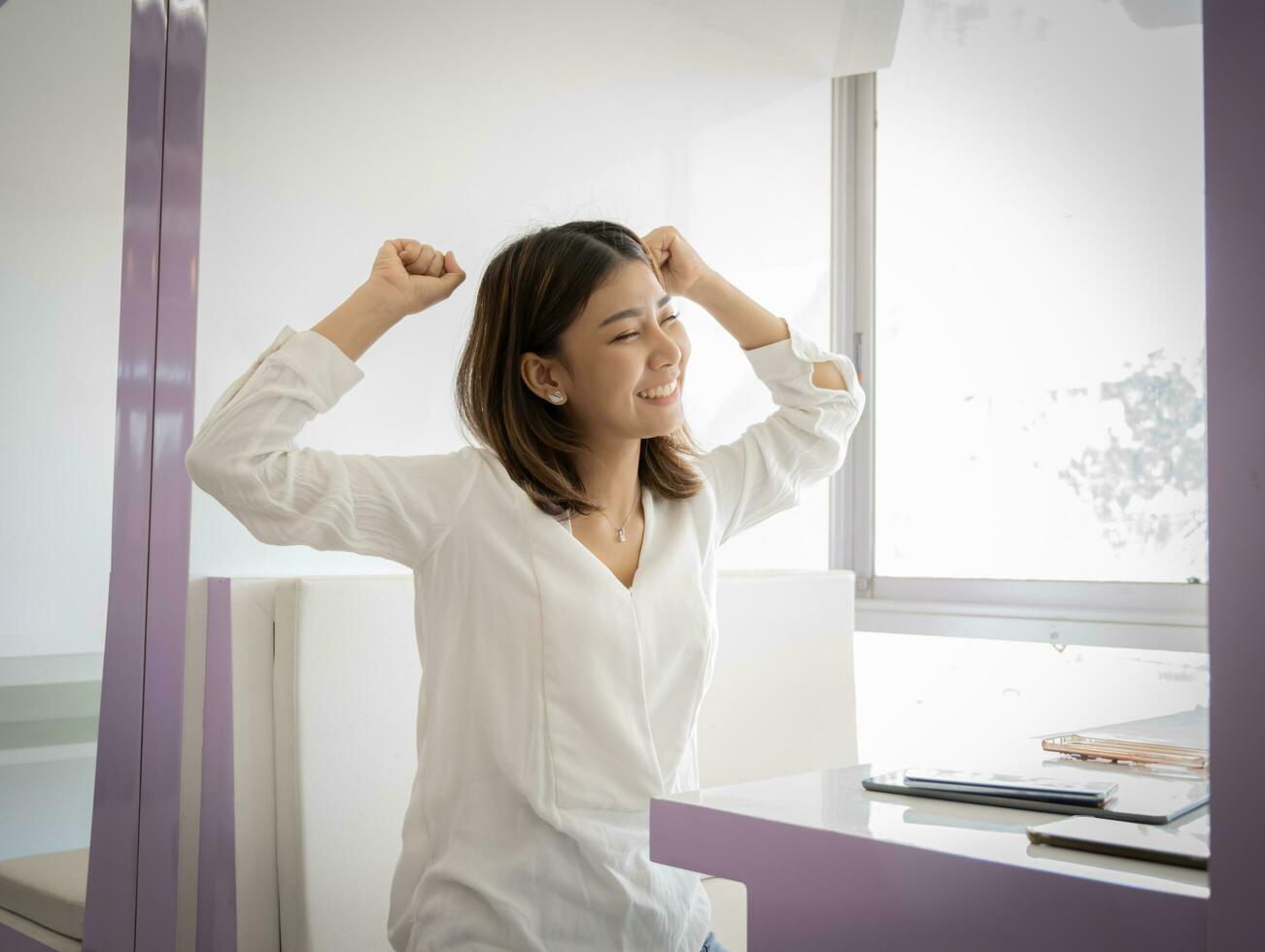 schön asiatisch Geschäft Frau tun strecken man selbst Vor beginnend Arbeit im ihr Büro. foto