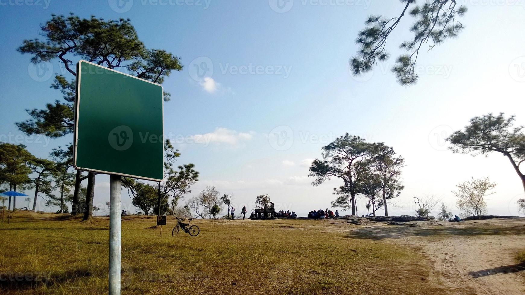 leeres grünes Schild auf Berghintergrund foto