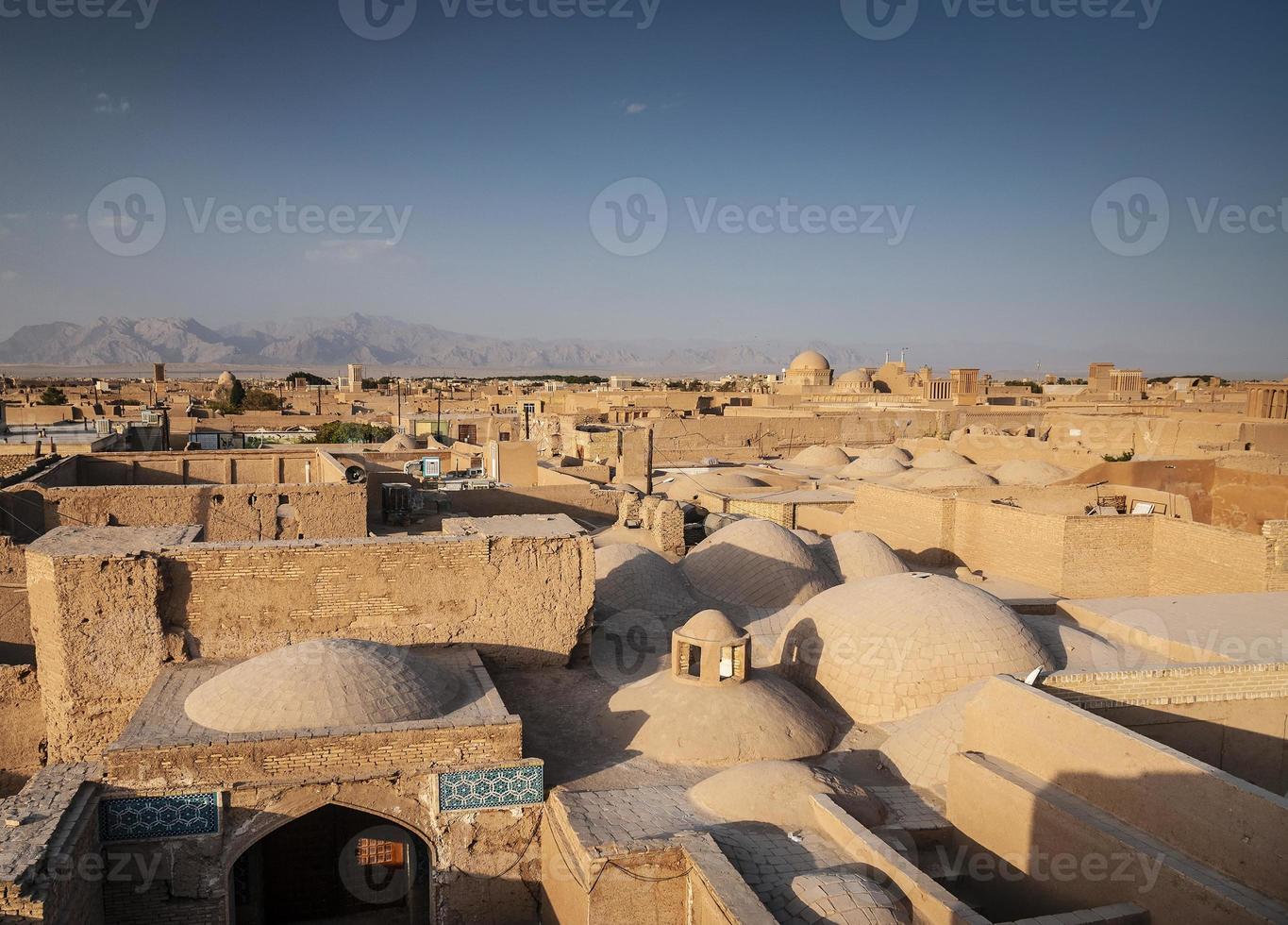 Downtown Dächer Windtürme und Landschaftsblick auf die Altstadt von Yazd im Iran foto