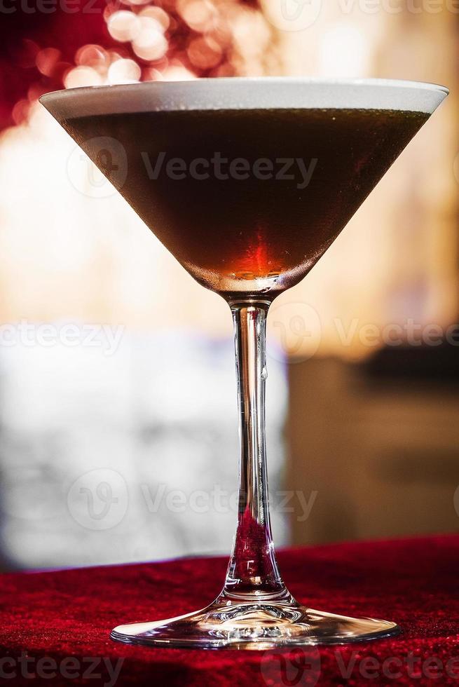 Kaffee Espresso Sahne Martini Cocktail Drink Glas in der gemütlichen Bar foto