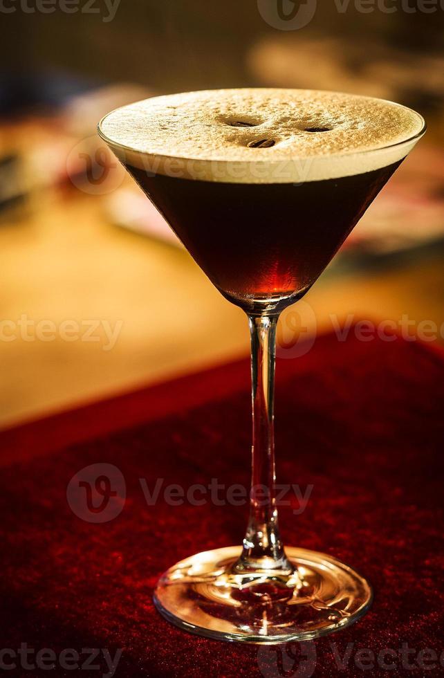 Kaffee Espresso Sahne Martini Cocktail Drink Glas in der gemütlichen Bar foto