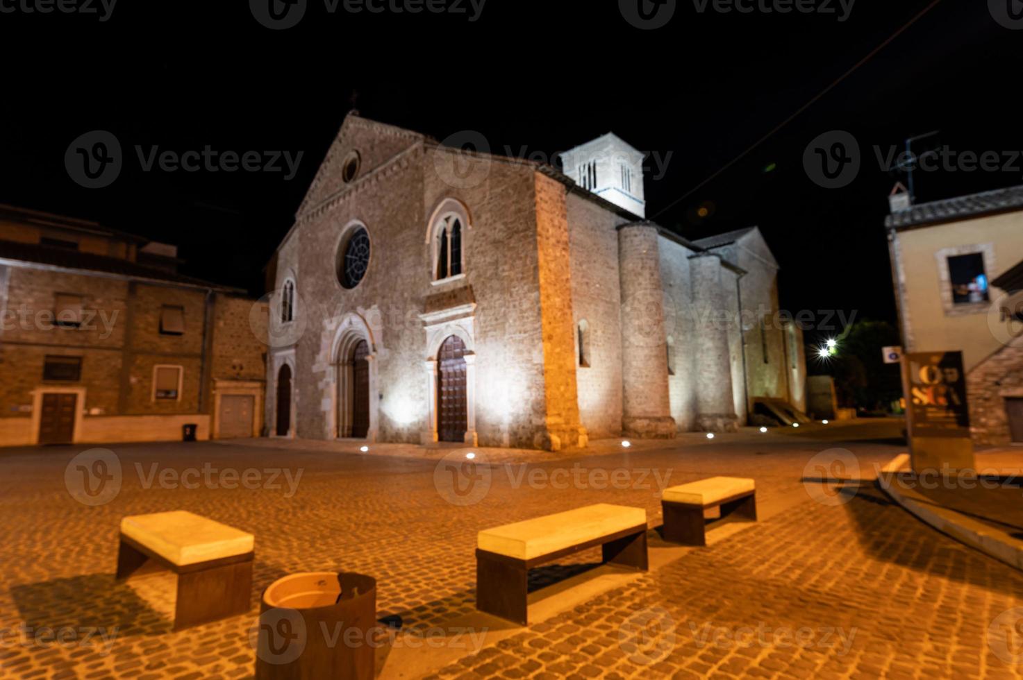 kirche von san francesco vieste bei nacht in terni foto