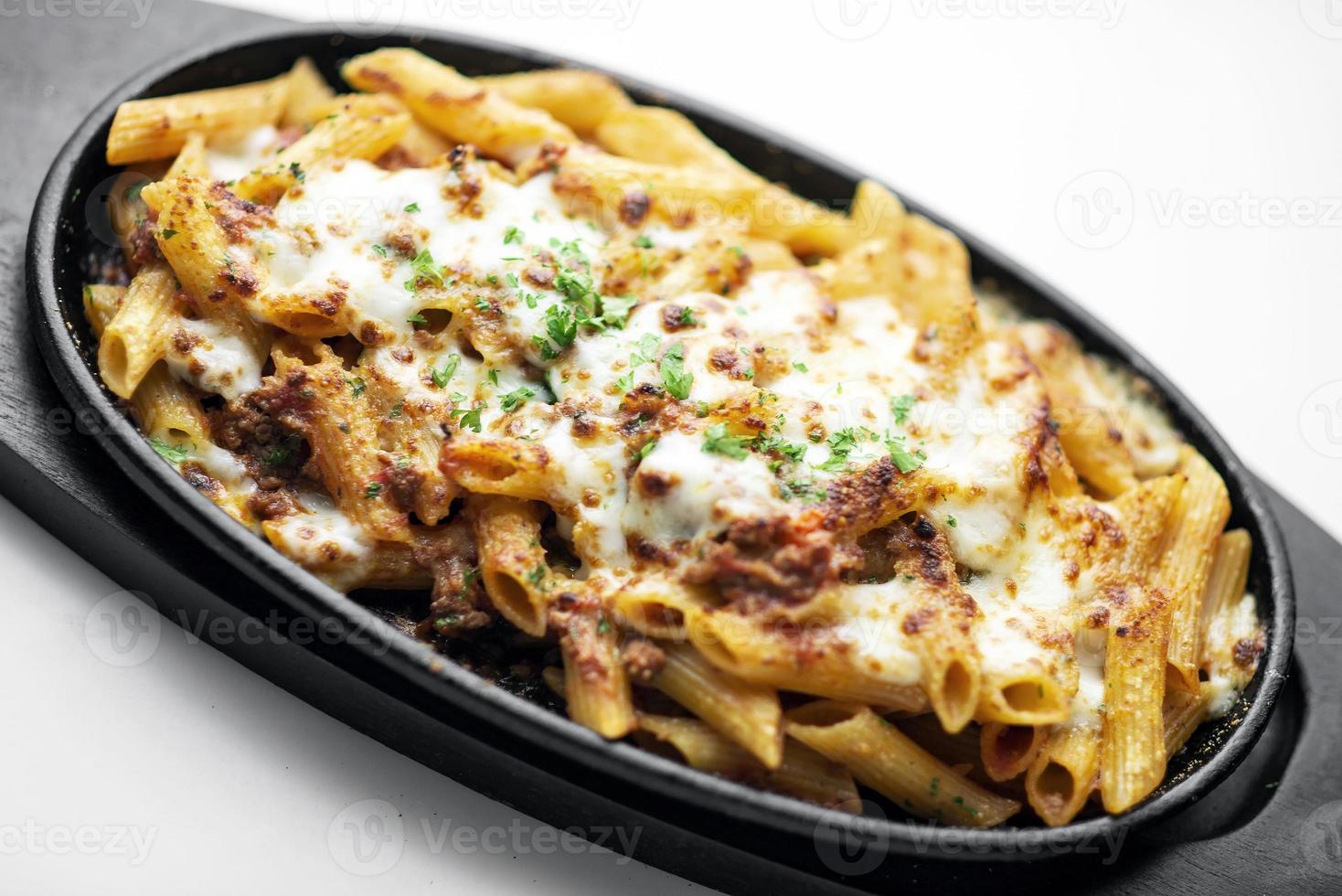 Gourmet-Ofen gebackene frische Pasta Penne Bolognese und Mozzarella-Käse-Gericht foto