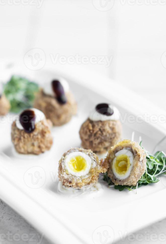 Gourmet Bio Scotch Wachteleier moderne Vorspeise Snack Gericht auf dem Tisch foto