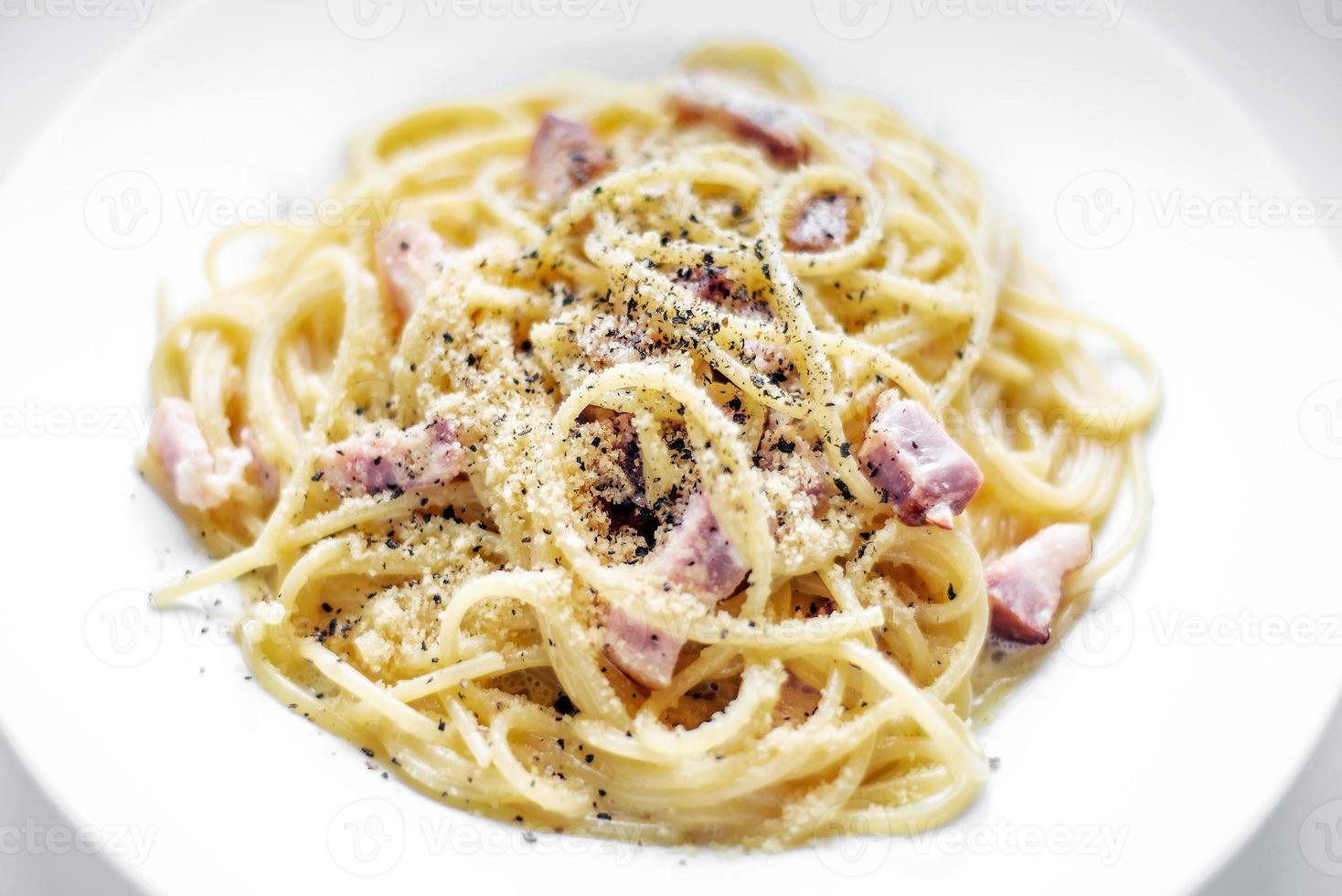 Spaghetti-Pasta Carbonara mit Speck-Schinken-Creme und Kampot-Pfeffer-Gericht foto
