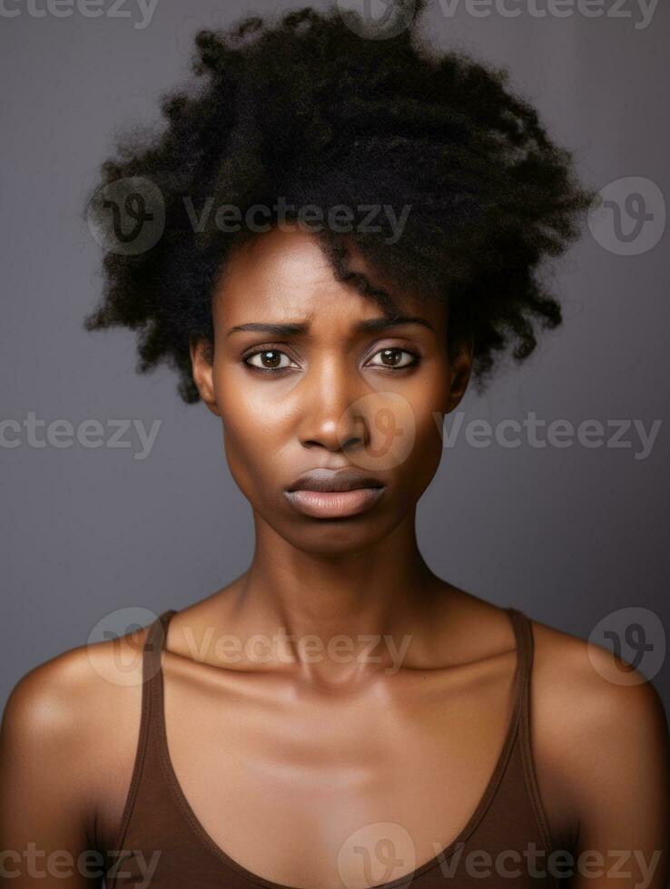 afrikanisch Frau ist traurig auf ein minimalistisch neutral Hintergrund ai generativ foto