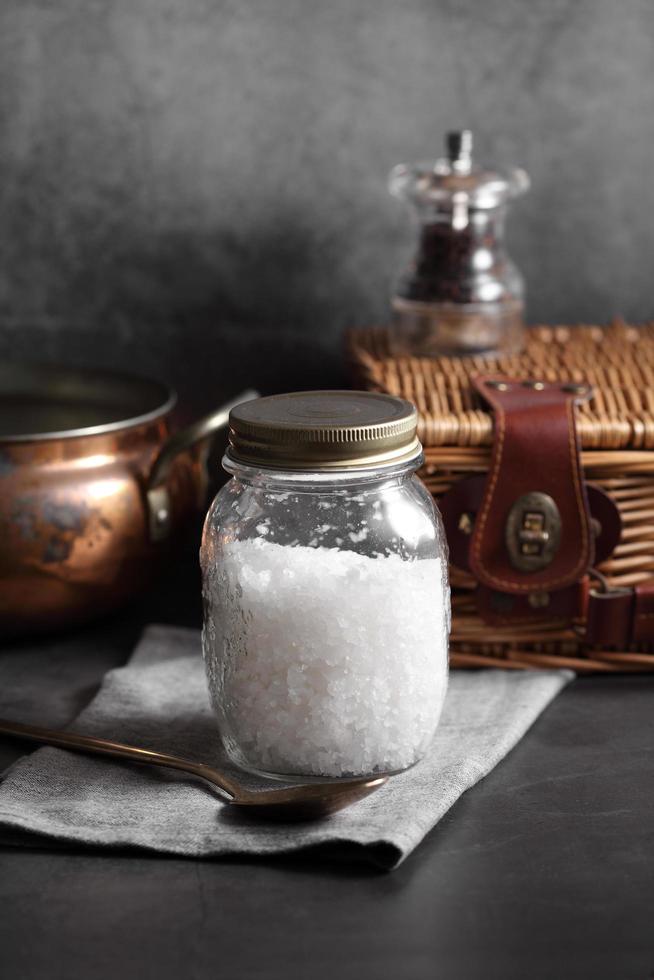 Frankreich Meersalz in Glasflasche auf Küche rustikalen Stil foto