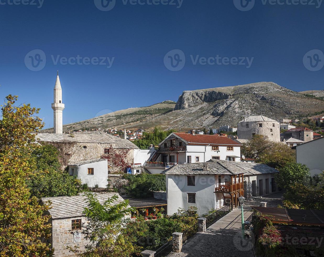 Wahrzeichen der alten Stadthäuser und Blick auf die Moschee in Mostar Bosnien? foto