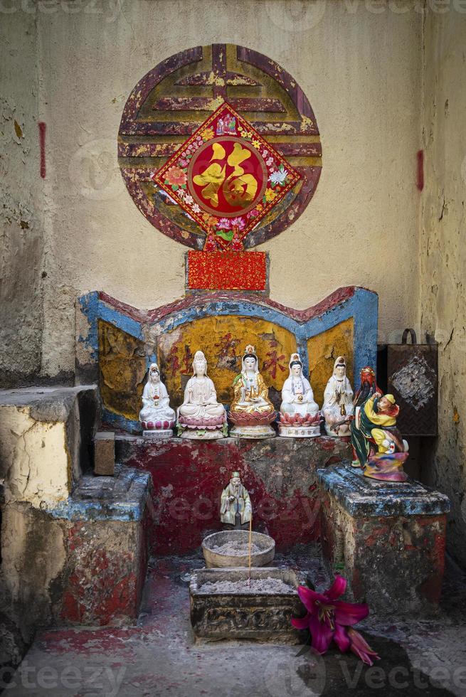 kleiner chinesischer traditioneller lokaler Schrein in der alten Taipa-Straße von Macau China foto