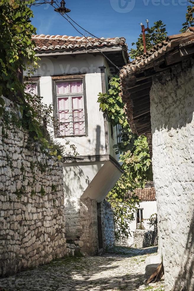 gepflasterte Straße in der Altstadt von Berat in Albanien? foto