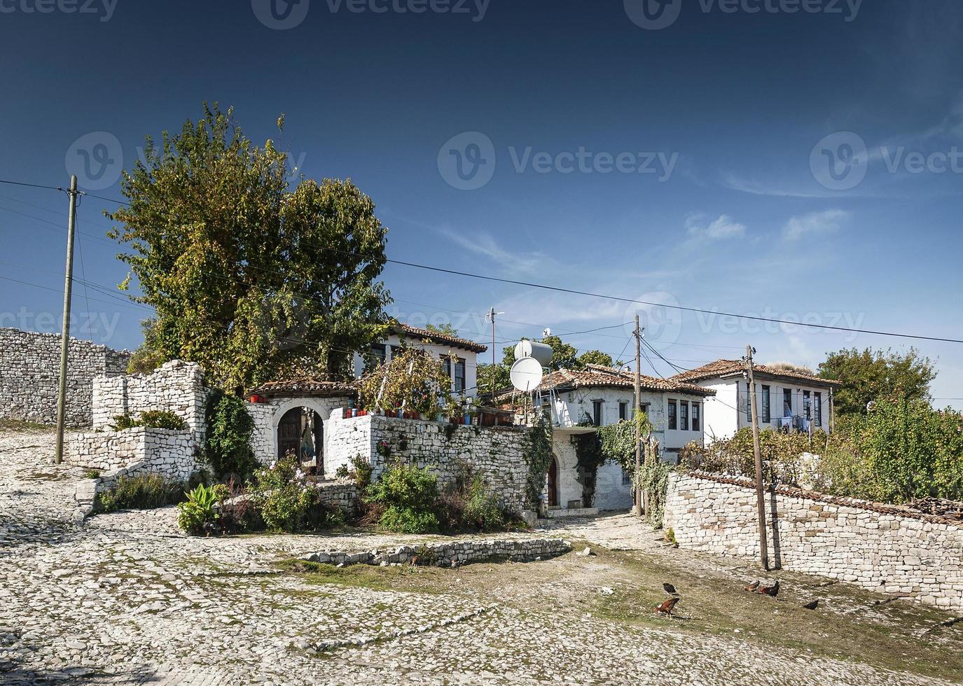 gepflasterte Straße in der Altstadt von Berat in Albanien? foto