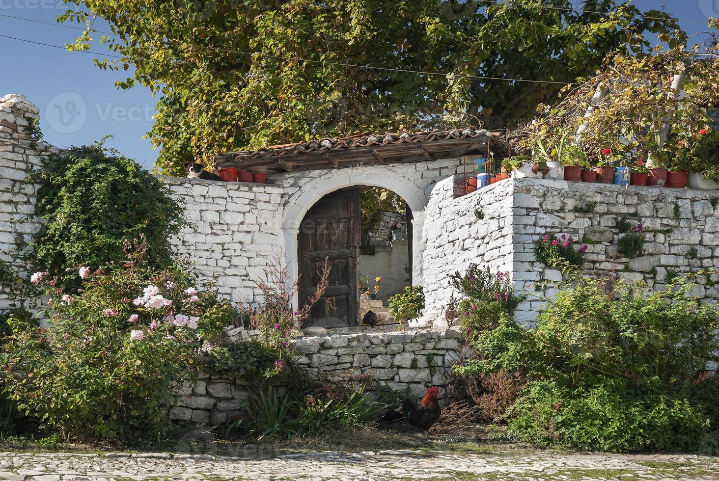 gepflasterte Straße in der Altstadt von Berat in Albanien? foto