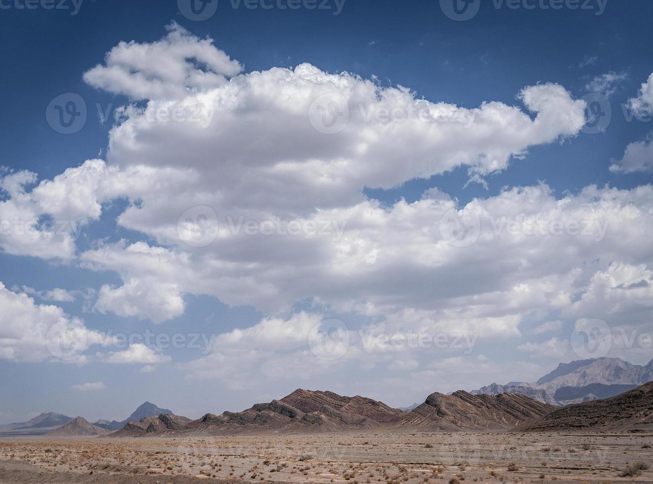 Trockene Wüstenlandschaft in der Nähe von Yazd im Südiran an einem sonnigen Tag foto