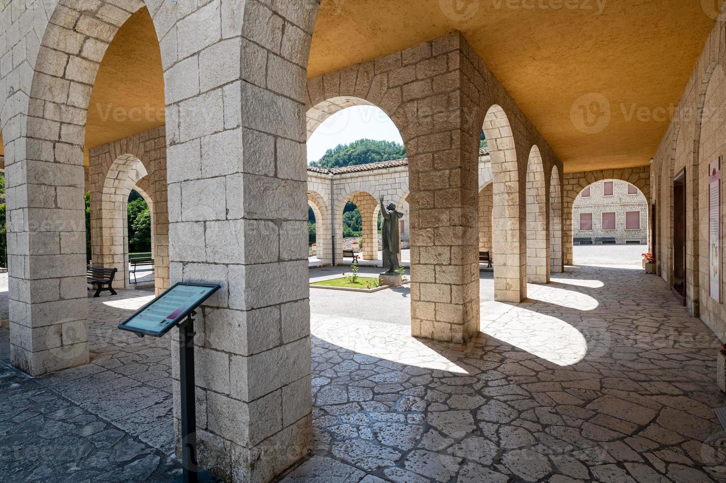 santuario di santa rita agostiniana statue foto