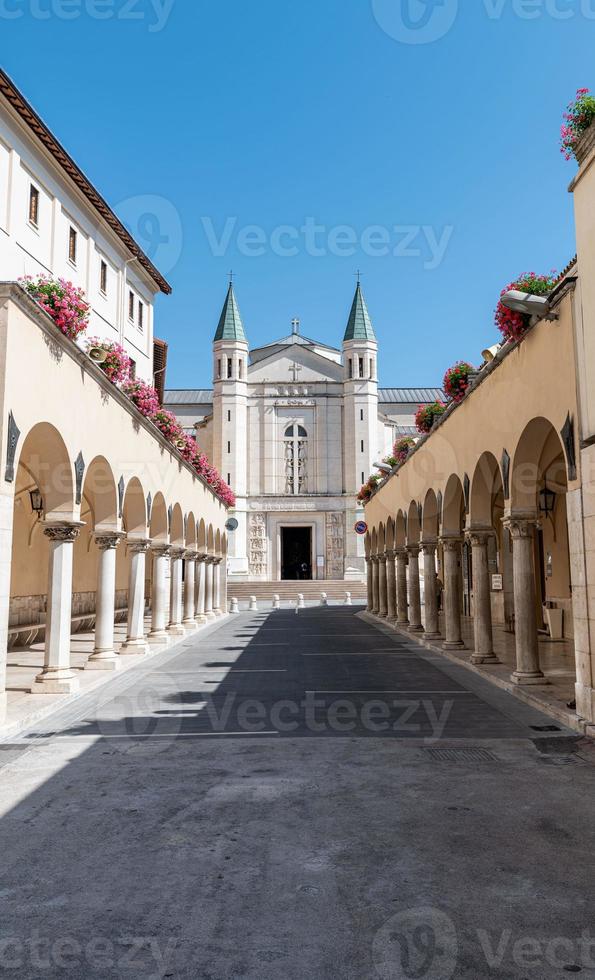 Basilika Santa Rita da Cascia an einem sonnigen Tag foto